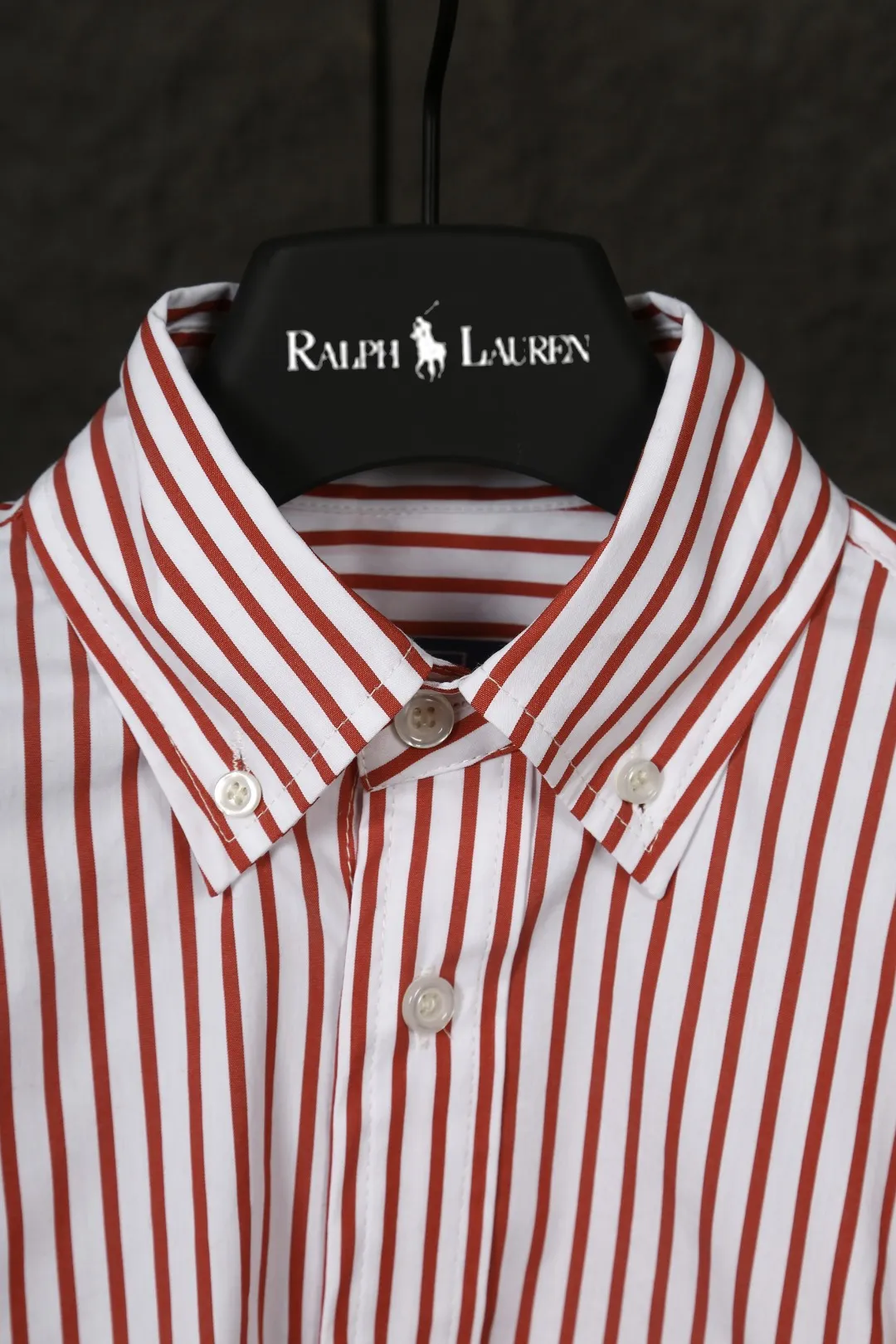P250 Actual Photos [Popular New Style] Model No.: 25019# Color: Red/Green/Blue Size: S to Custom dyed original pearlescent white buttons, large and small divisions, vertical eyelets ✅ - Special shaped chiffon foil is included in the collar door tube, not easy to deform and pull ✅ - RL three-color large and small vertical striped shirt, extraordinary isometric, cleverly matched stripes, diverse wear to stimulate self-expression, relaxed layering to play with the look of the four seasons